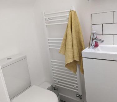 Longcroft House | Private room with terrace and free parking