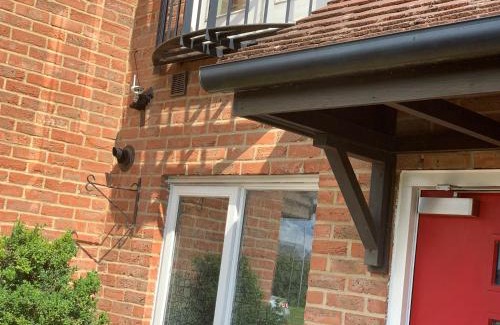 Milton Keynes Bed & Breakfast | Private Rooms In A Cheerful 4-Bedroom Town House