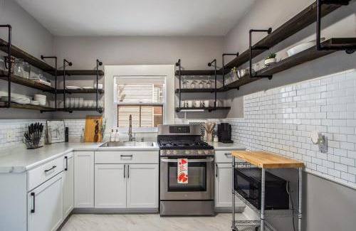 Vine House | Private Rooms Near WMU/K College, Blackout curtains, Close to Downtown!