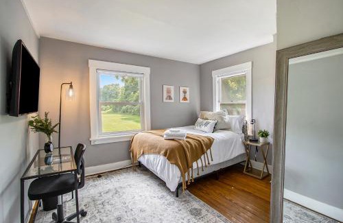 Vine House | Private Rooms Near WMU/K College, Blackout curtains, Close to Downtown!