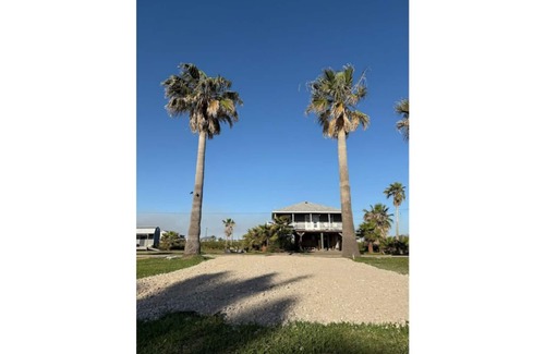 Crystal Beach RV Rental | Private RV Pad w/fishing access close to beach!