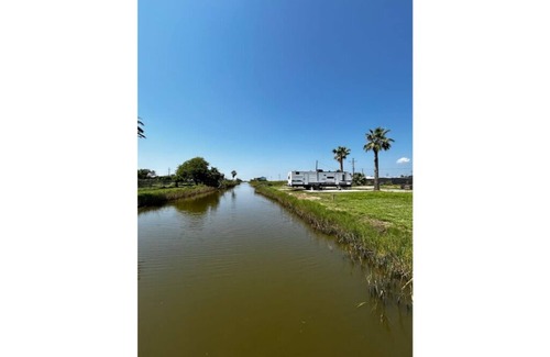 Crystal Beach RV Rental | Private RV Pad w/fishing access close to beach!