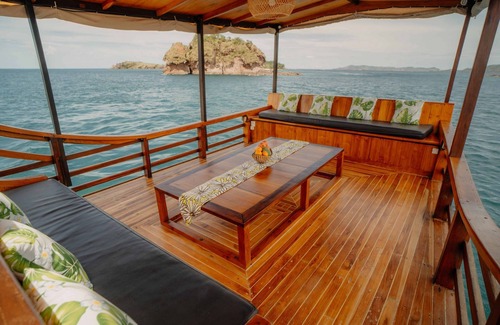 Labuan Bajo Boat Rental | Private Sailling Komodo Cruise Overnight Charter