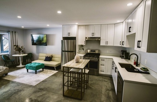 Nelson Apartment | Private, Spacious & Central Suite near lake with AC, 25Km to Whitewater ski hill