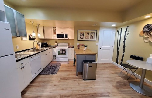 North Rose Hill House | Private suite with a sauna, located area with convenient access to the highway