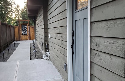 North Rose Hill House | Private suite with a sauna, located area with convenient access to the highway