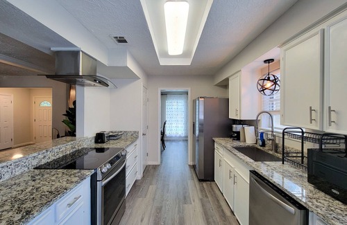 Meadows Place House | Private Swimming Pool ! 20 Mins to Downtown/MDC !