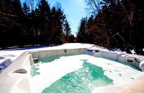 Londonderry House | Private Tavern, Hot Tub, 8-Fireplaces, Spa Baths, Fire Pit, Baths Ensuite - Shop or Ski!