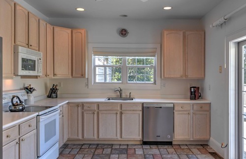 North Sea House | PRIVATE, TREE TOP VIEWS, DOUBLE-HEIGHT FOYER, CLOSE TO BRIDGEHAMPTON,.