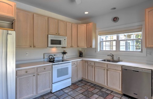 North Sea House | PRIVATE, TREE TOP VIEWS, DOUBLE-HEIGHT FOYER, CLOSE TO BRIDGEHAMPTON,.