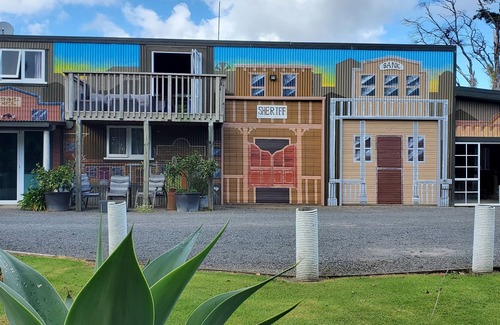 Coromandel House | Private,Unique,Old Memroabilia, Rustic,Sea View,Sunsets,Playground,Pets ok WIFI
