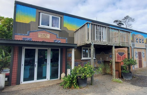 Coromandel House | Private,Unique,Old Memroabilia, Rustic,Sea View,Sunsets,Playground,Pets ok WIFI