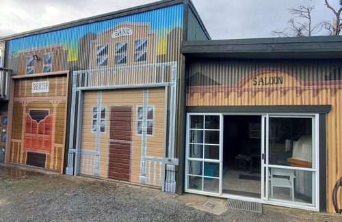 Coromandel House | Private,Unique,Old Memroabilia, Rustic,Sea View,Sunsets,Playground,Pets ok WIFI