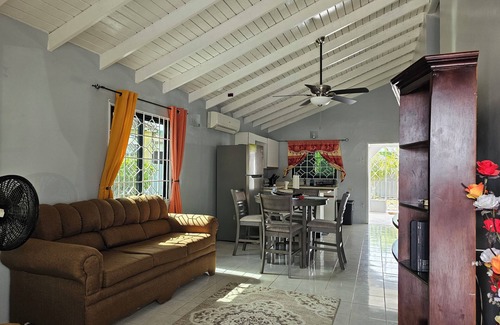 Montego Bay House | PRIVATE VACATION RENTAL nSpacious 2 Bedroom Retreat Near the Beachn