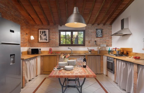 Foiano della Chiana Villa | Private villa with 5 bedrooms with 5 bathrooms. Private garden, pool & Jacuzzi!