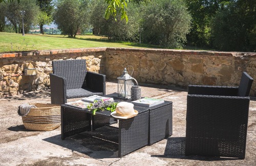 Foiano della Chiana Villa | Private villa with 5 bedrooms with 5 bathrooms. Private garden, pool & Jacuzzi!