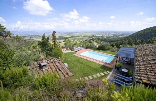 SantʼAndrea di Compito Villa | Private Villa with WIFI, A/C, private pool, TV, terrace, panoramic view, parking, close to Lucca