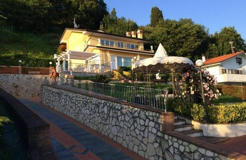 Corsanico Villa | Private Villa with WIFI, A/C, hot tub, private pool, TV, patio, panoramic view, close to Viareggio