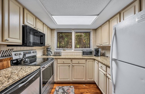 Lake Harmony Estates House | Private Wooded 1 Acre, Hot Tub, Pool Table, Game Room, Near Slopes