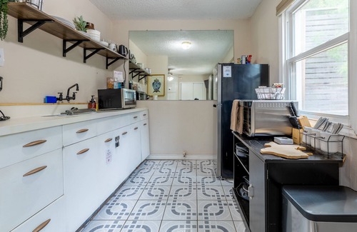 Midland House | Private Yard and entrance - BBQ - Walk to DT - Desk