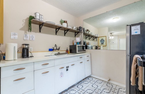 Midland House | Private Yard and entrance - BBQ - Walk to DT - Desk