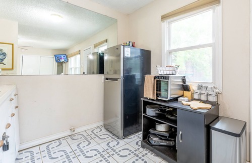 Midland House | Private Yard and entrance - BBQ - Walk to DT - Desk