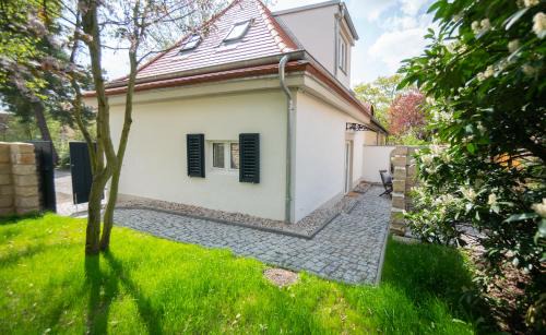 Radeberger Vorstadt Apartment | Privatsphäre im Kutscherhaus der Villa Golding