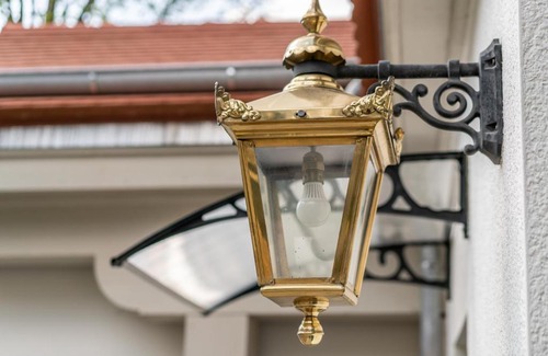 Radeberger Vorstadt Apartment | Privatsphäre im Kutscherhaus der Villa Golding