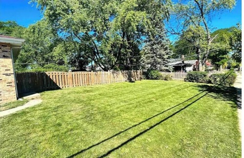 Arlington Heights House | PROMO 10% WEEKLY 15% MONTHLY DISCOUNT 2-Car Garage Cal King Bed Fenced Yard