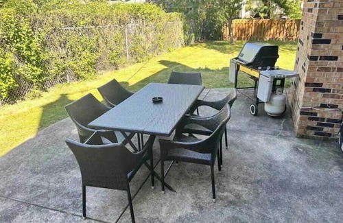 Arlington Heights House | PROMO 10% WEEKLY 15% MONTHLY DISCOUNT 2-Car Garage Cal King Bed Fenced Yard