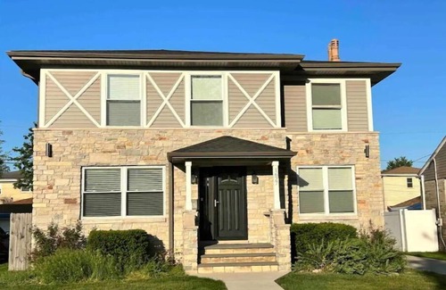 Westchester House | PROMO 10% WEEKLY AND 15% MONTHLY! Jacuzzi, King Beds, Easy Access to DT Chicago!