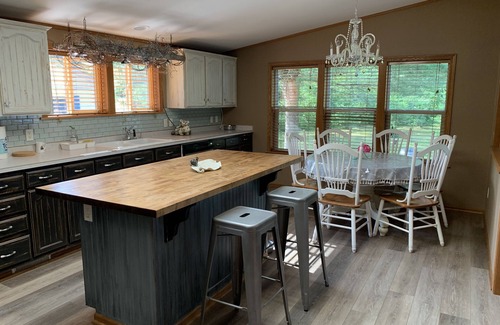 Necedah House | PROMO Family & pet friendly house in forest,fast Wi-Fi,5min to Castle Rock Lake