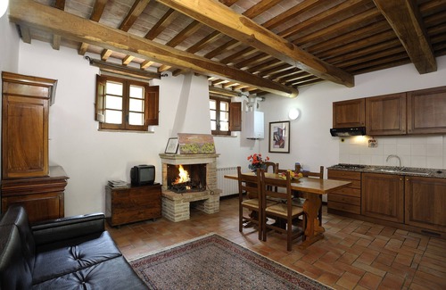 Corciano House | PROMOTION - Taggiasca-Le Gorghe di Valmarino in Umbria Pool WIFI