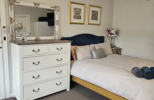 Prospect House | Prospect guest house 4km Oval/CBD 2 bathrms/double private carport