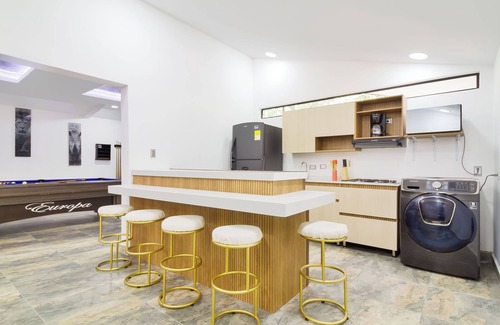 Las Lomas I Apartment | Provenza Apartment 5-bedroom apartment with Jacuzzi!, AC in all bedrooms