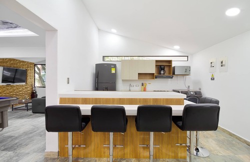 Las Lomas I Apartment | Provenza Apartment 5-bedroom apartment with Jacuzzi!, AC in all bedrooms
