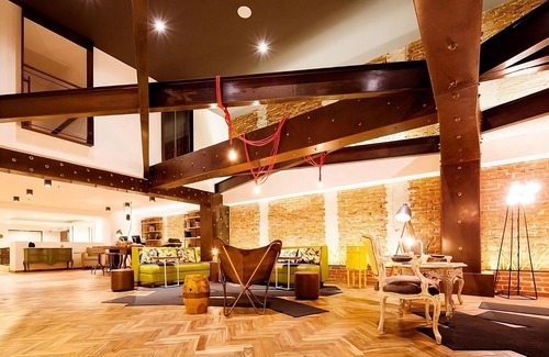 San Jose Hotel | Proximity At its Best! 2 Contemporary Units, FREE Parking, Pets are Welcome too!