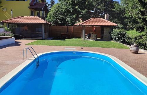 Sremski Karlovci Villa | Pruža jedinstveno iskustvo koje kombinuje prirodnu lepotu, luksuz i opuštanje.