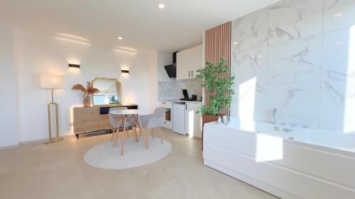Saint-Roch - Badouillere - Chavanelle Apartment | PS5, Cinéma & Jacuzzi - Skyline Luxe