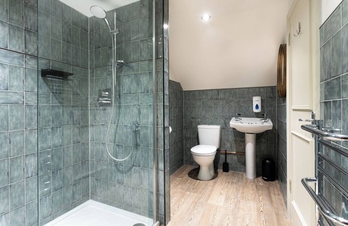 Cathedrals Hotel | Publove The Rose & Crown