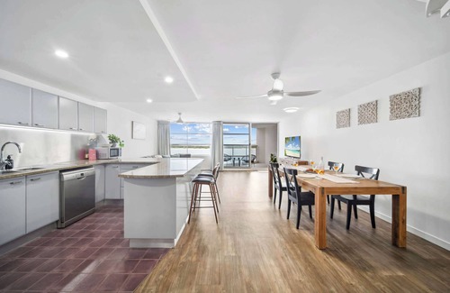 Caloundra Apartment | Pumicestone Passage Waterfront Escape