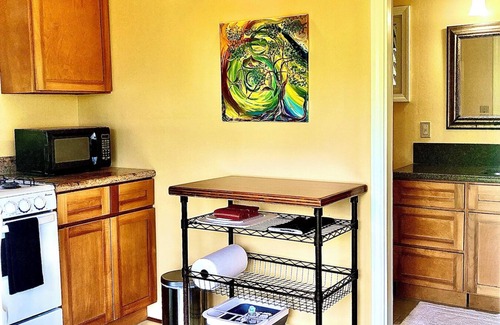 Pahoa Cottage | Puna Rainforest Hotspring Retreat -Rainbow Cottage with ocean views