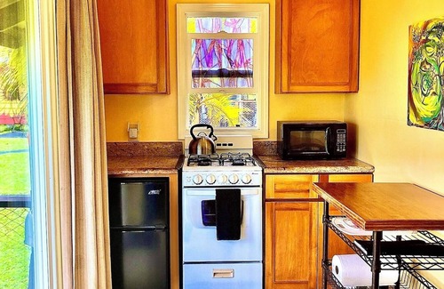 Pahoa Cottage | Puna Rainforest Hotspring Retreat -Rainbow Cottage with ocean views