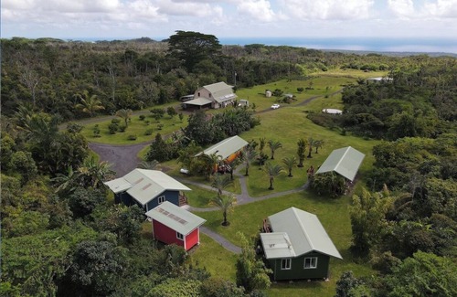 Pahoa Cottage | Puna Rainforest Hotspring Retreat -Rainbow Cottage with ocean views