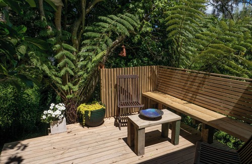 Plimmerton Apartment | Punga Hideaway- Set amongst native bush and birdsong