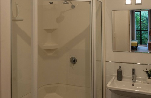 Plimmerton Apartment | Punga Hideaway- Set amongst native bush and birdsong