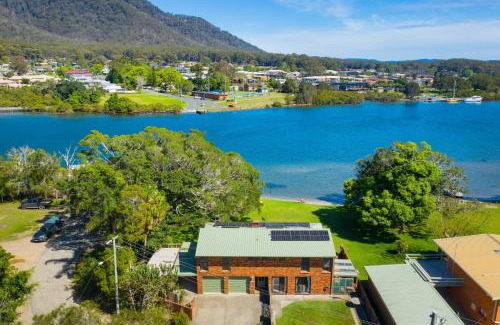 Dunbogan House | Punt House - riverfront home with ramp access