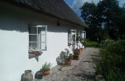 Schnarup-Thumby Apartment | Pure idyll in a secluded location under the thatch at the edge of the forest