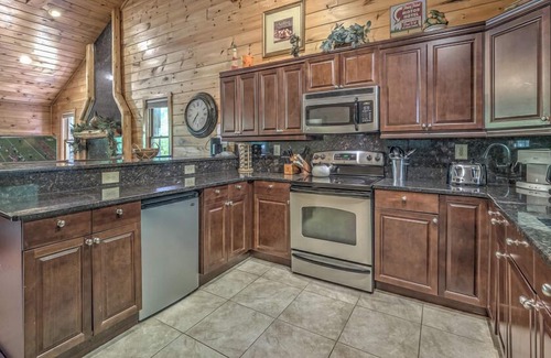 Blairsville Cabin | Pure Pleasure on the Lake- Pet Friendly | Lake Front | Private Dock on Lake Nottely