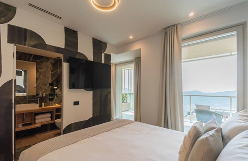 Como House | Pureview Luxury Suites, with breakfast & pool